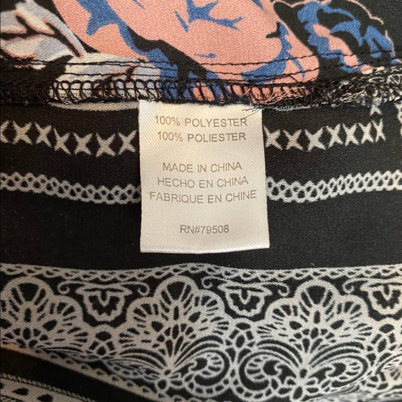 Violet & Claire Scooped Neck Half Button Down Floral Print Blouse Sz L - Picture 7 of 8